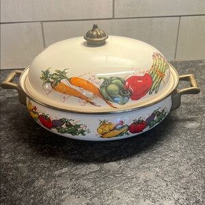 Farmers Market Decorative Vegetable Design Casserole Dish with Lid. Looks new!!